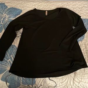 LuLaRoe Lynnae Black long sleeve tee